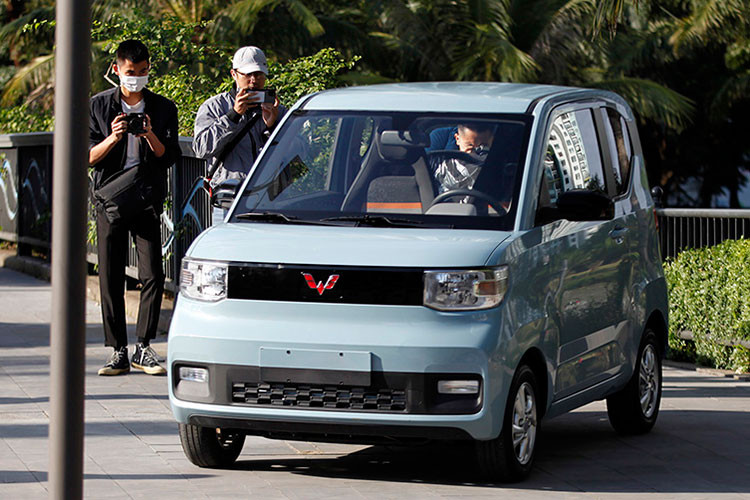 Theo đại diện TMT Motors chia sẻ, dự kiến công ty sẽ ra mắt và nhận đặt hàng cũng như công bố giá bán mẫu xe này ngay trong quý II/2023. Sau khi hình ảnh về mẫu xe Wuling HoangGuang MiniEV chạy điện cỡ nhỏ được đăng tải, cộng đồng mạng và người tiêu dùng đã có phản ứng thích thú.