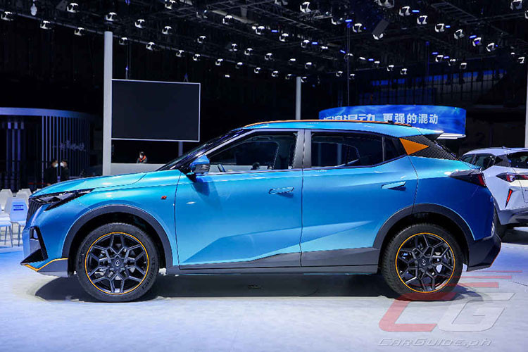 Cản trước của xe có có nhiều đường cắt xẻ và tích hợp hốc gió trung tâm hình chữ nhật cũng như đèn pha. Ở giữa hốc gió trung tâm còn có hộp màu đen chứa radar phục vụ các tính năng an toàn chủ động ADAS của xe.