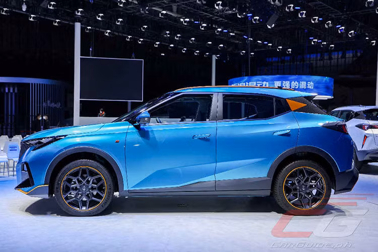 Cản trước của xe có có nhiều đường cắt xẻ và tích hợp hốc gió trung tâm hình chữ nhật cũng như đèn pha. Ở giữa hốc gió trung tâm còn có hộp màu đen chứa radar phục vụ các tính năng an toàn chủ động ADAS của xe.