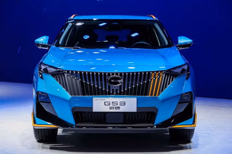 Tiếp theo đó là những đường dập gân nổi bật trên sườn xe và tay nắm cửa ẩn "bắt trend". Các cột của xe đều được sơn màu đen, tạo hiệu ứng nóc trôi nổi. Thêm vào đó là bộ vành hợp kim 19 inch với thiết kế đa chấu sơn màu đen, gợi liên tưởng đến xe Hyundai.