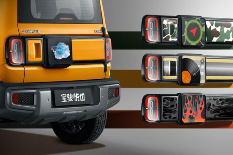 Nhìn từ bên sườn, mẫu SUV thuần điện của Trung Quốc có thiết kế nhỏ gọn với 2 cửa và nóc cao. Xe được trang bị baga nóc, bệ bước chân và hốc bánh nổi bật, đi kèm bộ vành hợp kim 15 inch với thiết kế 4 chấu phay xước 2 màu cũng như lốp 205/65 R15 chạy mọi địa hình.