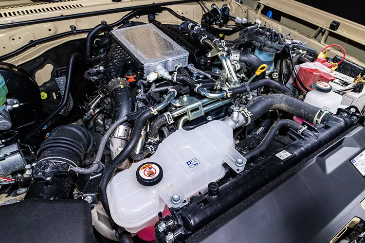 Nằm bên dưới nắp ca-pô của Toyota Land Cruiser 70 Series 2024 tại thị trường Nhật Bản là động cơ diesel 4 xi-lanh, tăng áp, dung tích 2.8L quen thuộc, tạo ra công suất tối đa 201 mã lực và mô-men xoắn cực đại 500 Nm. Động cơ kết hợp với hộp số tự động Super ECT 6 cấp, tiêu thụ lượng nhiên liệu trung bình 10,1 km/lít (khoảng 9,9 lít/100 km).