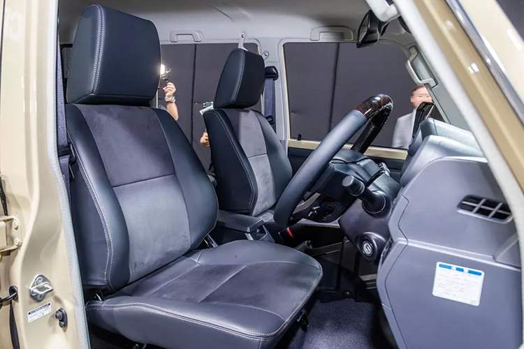 Ghế của Toyota Land Cruiser 70 Series 2024 được bọc da pha nỉ... và hàng ghế sau có thể gập 60:40.