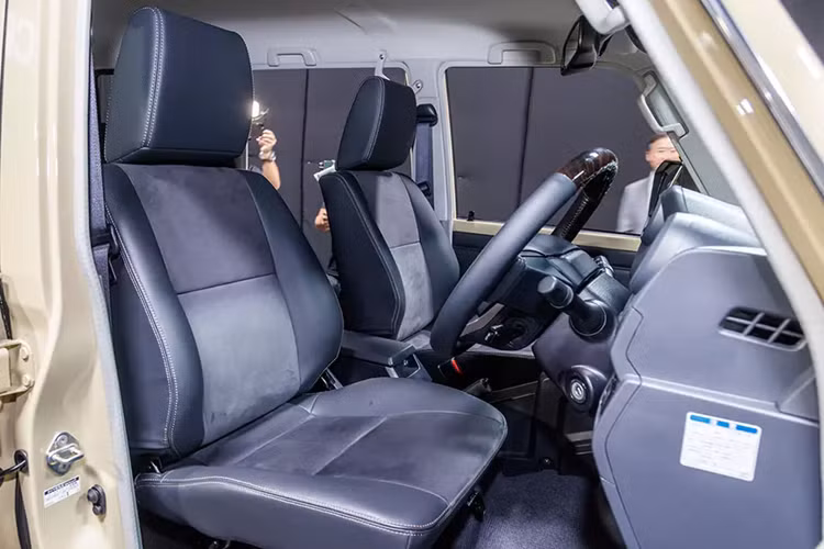 Ghế của Toyota Land Cruiser 70 Series 2024 được bọc da pha nỉ... và hàng ghế sau có thể gập 60:40.