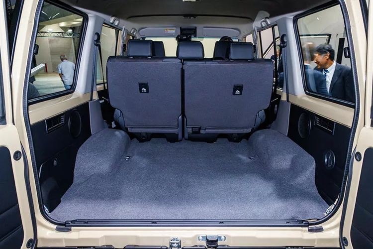 Bù lại, hãng Toyota đã trang bị những tính năng an toàn chủ động ADAS mới cho mẫu SUV việt dã này như phanh khẩn cấp tự động, cảnh báo lệch làn đường, nhận biết biển báo giao thông và đèn pha tự động.