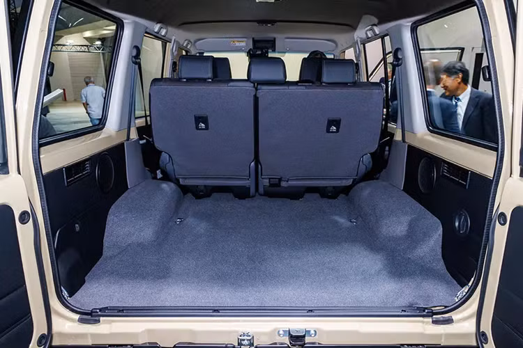 Bù lại, hãng Toyota đã trang bị những tính năng an toàn chủ động ADAS mới cho mẫu SUV việt dã này như phanh khẩn cấp tự động, cảnh báo lệch làn đường, nhận biết biển báo giao thông và đèn pha tự động.