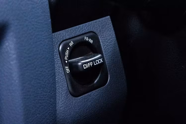 Hệ dẫn động 4 bánh 4WD với khóa vi sai cầu sau kết hợp cùng những công nghệ như hệ thống hỗ trợ khởi hành ngang dốc, hỗ trợ xuống dốc, kiểm soát lực kéo chủ động và kiểm soát ổn định thân xe. Hệ dẫn động này có 2 chế độ là 2 cầu nhanh H4 và 2 cầu chậm L4.