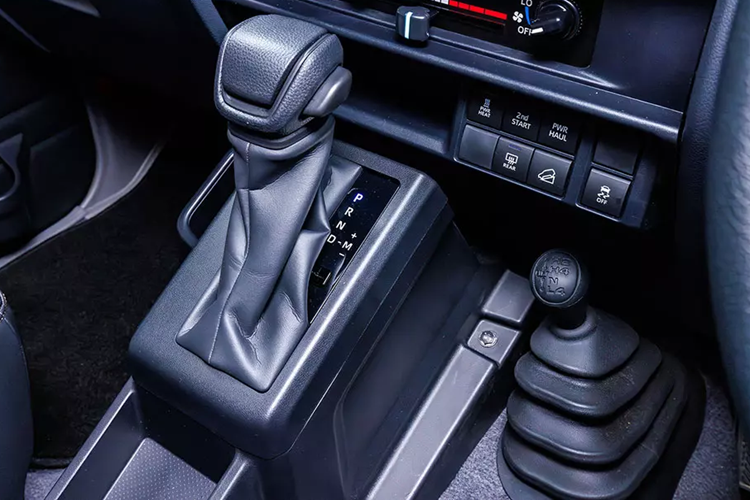 Chưa hết, Toyota Land Cruiser 70 Series 2024 còn có thêm hệ thống treo mới nhằm cải thiện cảm giác lái và phản hồi vô lăng mà không đánh mất khả năng off-road đặc trưng. Xe sở hữu góc tiếp cận 33 độ, góc vượt đỉnh dốc 26 độ, góc thoát 23 độ và bán kính vòng quay tối thiểu 6,3 m.