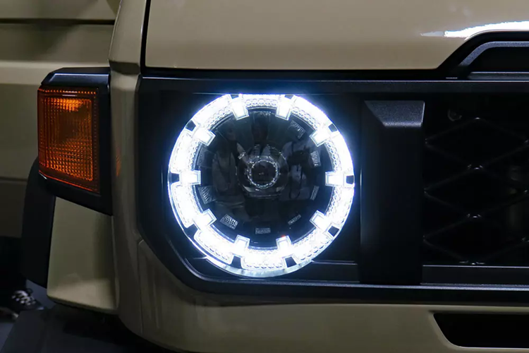 Ở phiên bản 2024, Toyota Land Cruiser 70 Series tiếp tục giữ ngoại hình như xế cổ. Tuy nhiên, hãng Toyota đã nâng cấp một số chi tiết ngoại thất như đèn pha LED hình tròn được bao quanh bằng đèn LED định vị ban ngày, lưới tản nhiệt tổ ong, đèn báo rẽ nằm ở hai góc đầu xe