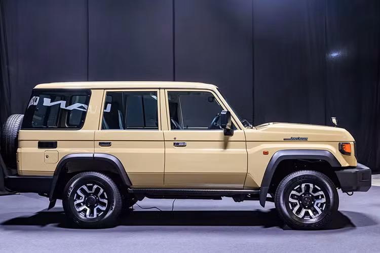 Tương tự phiên bản cũ, Toyota Land Cruiser 70 Series 2024 cũng có 4 cấu hình thân xe là Single Cab, Double Cab, Troop Carrier và Wagon. Trong đó, Wagon là cấu hình SUV với kích thước dài x rộng x cao lần lượt 4.890 x 1.870 x 1.920 mm, chiều dài cơ sở 2.730 mm và khoảng sáng gầm 200 mm.