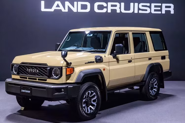 Cản trước gọn gàng hơn, chắn bùn mới, vành hợp kim 16 inch và đèn hậu chuyển xuống cản sau. Cản trước và ốp cua lốp không sơn màu mang đến vẻ ngoài hầm hố cho mẫu xe này.