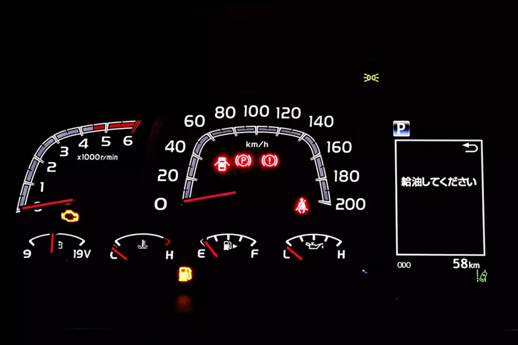 Cũng như ngoại thất, nội thất của mẫu SUV việt dã này đã được làm mới với màn hình đa thông tin 4,2 inch có giao diện cổ điển trong bảng đồng hồ và cụm điều khiển trung tâm cải tiến nhẹ.