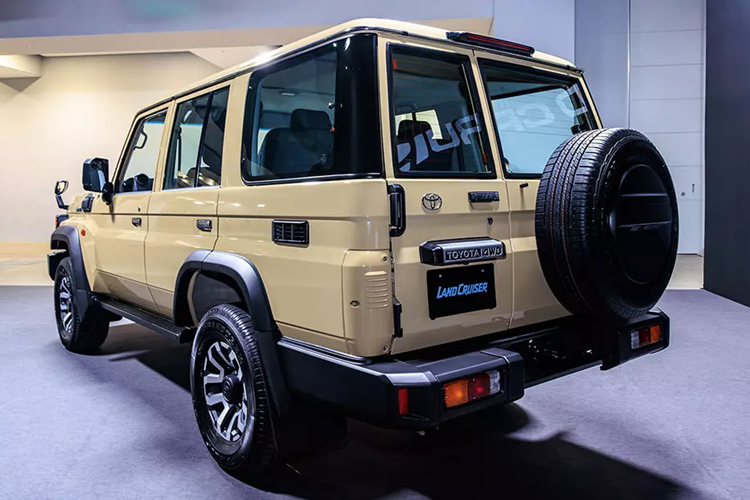 Đến nay, giá xe Toyota Land Cruiser 70 Series 2024 tại thị trường Nhật Bản mới được công bố. Theo đó, xe chỉ có 1 phiên bản và giá khởi điểm 4,8 triệu Yên (khoảng 792 triệu đồng), rẻ hơn so với Toyota Land Cruiser 300 Series (5,1 triệu Yên).