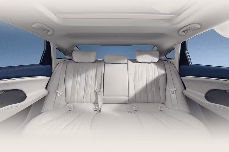 Phía sau xe được thiết kế “đuôi vịt” hếch lên, kết hợp với đèn hậu kiểu xuyên suốt và ống xả kép 2 bên tạo nên hiệu ứng năng động. Về kích thước, Buick LaCrosse có chiều dài, rộng và cao lần lượt là 4.996 x 1.866 mm x 1472 mm, chiều dài cơ sở 2.905 mm. 