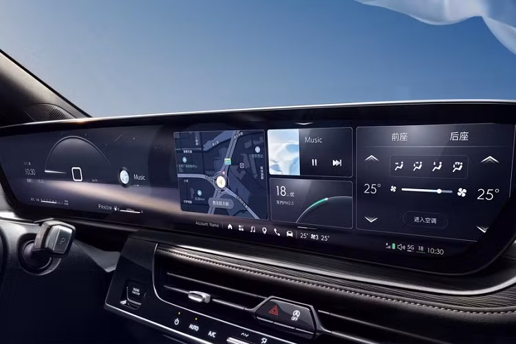 Về nội thất, xe mới áp dụng thiết kế buồng lái thông minh VCS thế hệ mới, trang bị màn hình cong 30 inch, 6K độ phân giải 6008×934, tích hợp chip Qualcomm Snapdragon 8155. Ngoài ra, xe còn có nội thất 2 màu mang tên Lantian Shengyu độc quyền, tương đồng với màu ngoại thất.