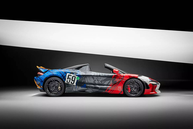 Khoang lái của xe được bọc da Alcantara, tạo điểm nhấn bởi các đường chỉ khâu màu trắng tương phản. Xe sử dụng ghế đua bằng carbon, bệ bước bằng carbon và lẫy chuyển số được vẽ tay. Bộ phận McLaren Special Operations cũng lắp một tấm bảng kỷ niệm trên thân xe.