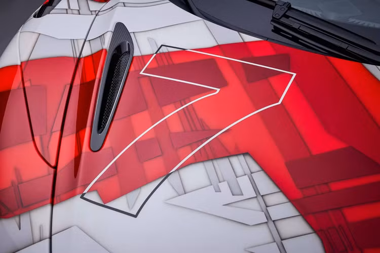 Số hiệu #7 nhắc về chiếc McLaren MP4/2 1984 đã cùng tay đua Alain Prost chiến thắng tại MonacoGP 1984