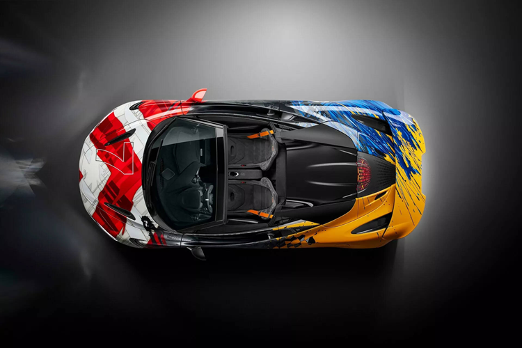 McLaren cũng trang bị cho chiếc 750S đặc biệt này bộ mâm màu đen Satin Black. Kẹp phanh ở mỗi bánh xe có màu khác nhau, là xanh, đỏ hoặc vàng gold Le Mans. Bên trong xe, logo Triple Crown màu cam được thêu vào tựa đầu ghế ngồi và trên bệ tỳ tay trung tâm.