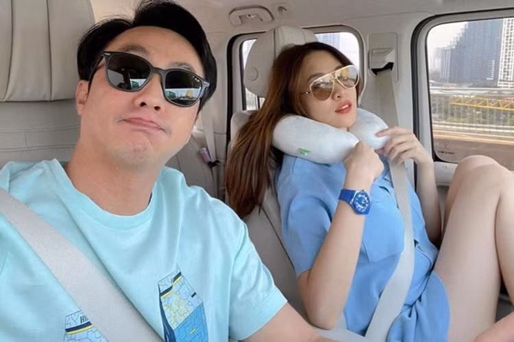 Thậm chí, sau 1 tháng ở cử và tái xuất, Đàm Thu Trang đã chọn chiếc SUV hạng sang Mercedes-AMG G63 làm bạn đồng hành cùng với mình. Tại thời điểm năm 2020, giá xe Mercedes-AMG G63 chính hãng công bố là 10,95 tỷ đồng, chưa bao gồm các tùy chọn thêm cũng như là chi phí lăn bánh.