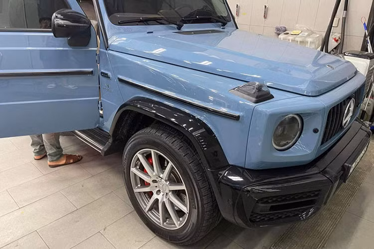 Như vậy, sau gần 4 năm mua chiếc SUV hạng sang Mercedes-AMG G63 tặng cho vợ, mới đây thông tin tay chơi siêu xe Cường Đô la đã bán đi chiếc G63 màu China Blue đầu tiên được nhập về Việt Nam đã gây xôn xao cho mạng xã hội.