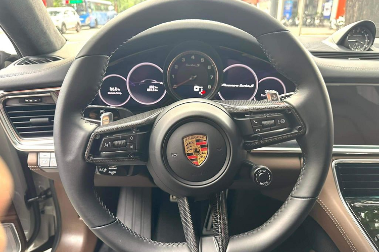 So với phiên bản thông thường, ngoại thất của Panamera Turbo S 2022 không có nhiều điểm khác biệt, ngoại trừ phần hốc gió lớn hơn cùng hệ thống ống xả kép hình vuông độc quyền của phiên bản Turbo. Xe được trang bị bộ mâm đa chấu kích thước 21 inch, đi kèm cùm phanh màu vàng nổi bật.