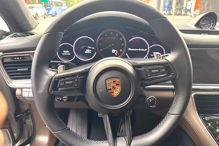 So với phiên bản thông thường, ngoại thất của Panamera Turbo S 2022 không có nhiều điểm khác biệt, ngoại trừ phần hốc gió lớn hơn cùng hệ thống ống xả kép hình vuông độc quyền của phiên bản Turbo. Xe được trang bị bộ mâm đa chấu kích thước 21 inch, đi kèm cùm phanh màu vàng nổi bật.