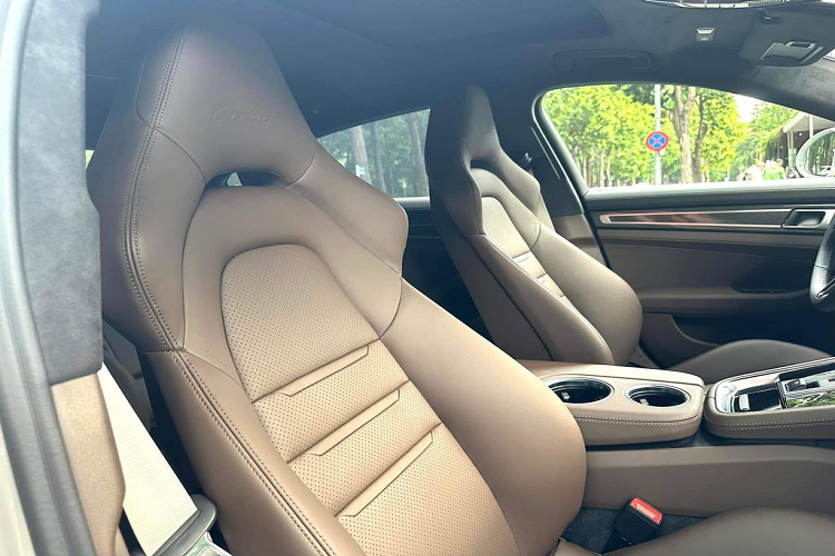 Bên trong cabin, Porsche Panamera Turbo S 2022 trong bài có nội thất bọc da màu nâu sang trọng, đi kèm với những trang bị hệ thống cao cấp nhất như ghế chỉnh điện 18 hướng, gói thể thao Sport Chrono, dàn âm thanh 21 loa của Burmester gần 400 triệu đồng,…