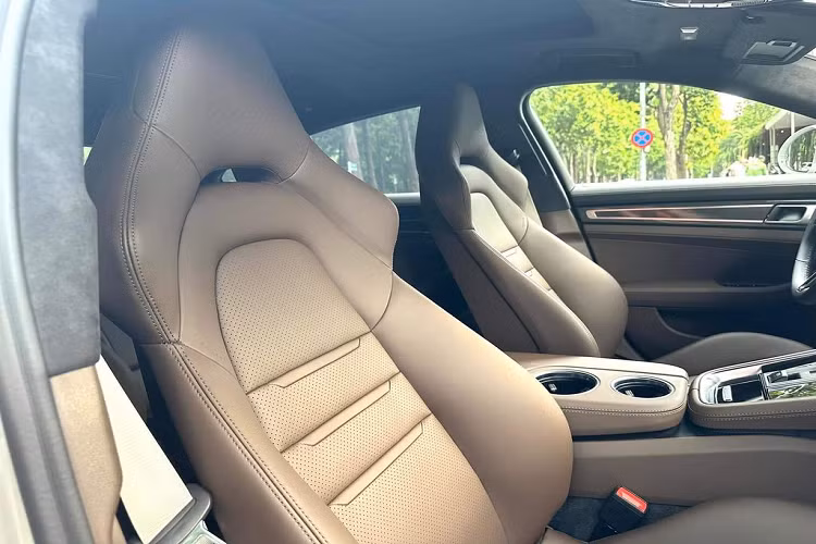 Bên trong cabin, Porsche Panamera Turbo S 2022 trong bài có nội thất bọc da màu nâu sang trọng, đi kèm với những trang bị hệ thống cao cấp nhất như ghế chỉnh điện 18 hướng, gói thể thao Sport Chrono, dàn âm thanh 21 loa của Burmester gần 400 triệu đồng,…