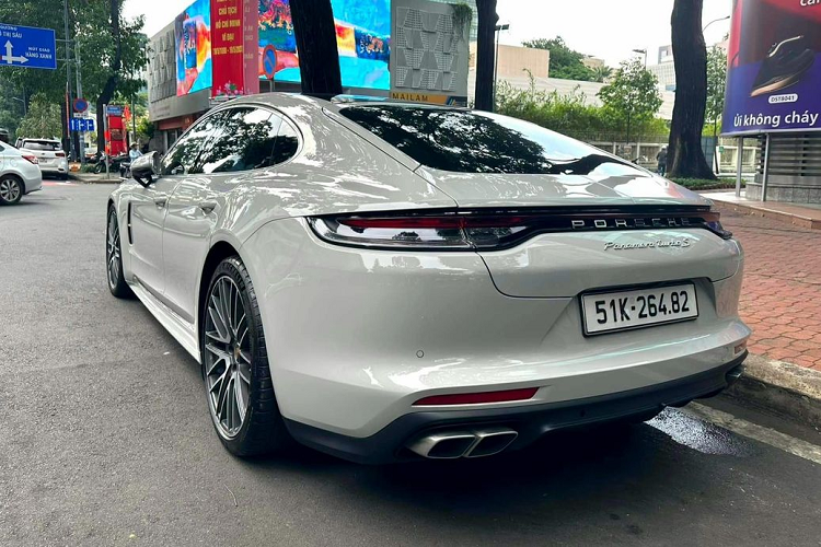 Theo người bán chia sẻ, tình trạng của xe còn rất mới do chủ cũ ít sử dụng. Chiếc Porsche Panamera Turbo S này có ODO chỉ vỏn vẹn 888 km. Mức giá mà người bán đưa ra là 12,5 tỷ đồng. Người này cũng cho biết, thời điểm chủ cũ mua vào, xe có giá khoảng gần 16 tỷ đồng.