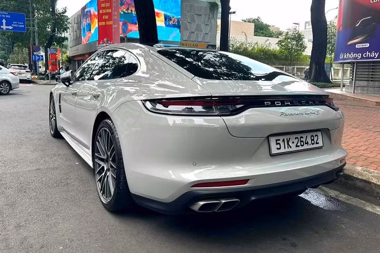 Theo người bán chia sẻ, tình trạng của xe còn rất mới do chủ cũ ít sử dụng. Chiếc Porsche Panamera Turbo S này có ODO chỉ vỏn vẹn 888 km. Mức giá mà người bán đưa ra là 12,5 tỷ đồng. Người này cũng cho biết, thời điểm chủ cũ mua vào, xe có giá khoảng gần 16 tỷ đồng.