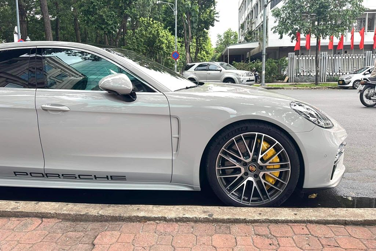 Chiếc Porsche Panamera Turbo S của ông Đặng Lê Nguyên Vũ có màu sơn ngoại thất xám Crayon Grey giá 266 triệu đồng. 