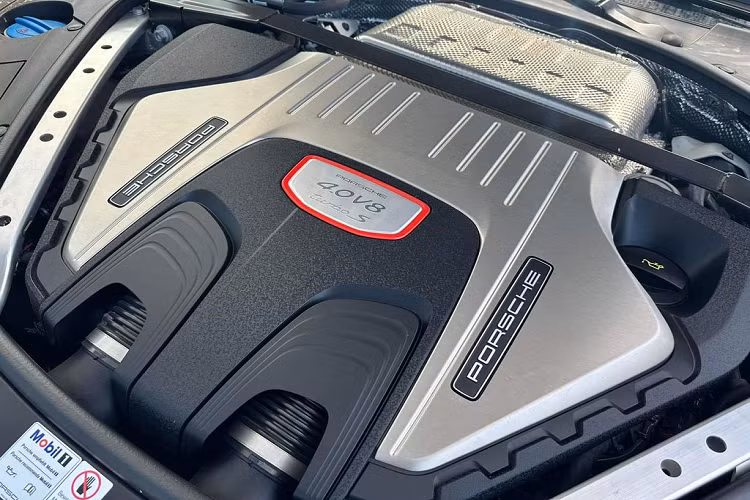 Porsche Panamera Turbo S 2022 sử dụng động cơ V8, tăng áp kép, dung tích 4.0 lít, sản sinh ra công suất tối đa lên đến 621 mã lực, mô men xoắn cực đại 820 Nm. Kết hợp với hộp số tự động 8 cấp ly hợp kép, xe có khả năng tăng tốc từ vị trí xuất phát lên 100 km/h chỉ trong 3,1 giây trước khi đạt vận tốc tối đa 315 km/h.