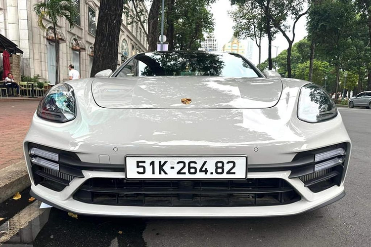 Porsche Panamera Turbo S 2022 mới xuất hiện trong garage của ông Đặng Lê Nguyên Vũ vào hồi đầu tháng 7/2022. Vào thời điểm đó, đây là chiếc Porsche Panamera Turbo S 2022 đầu tiên có chủ tại Việt Nam và cũng là xe duy nhất tại nước ta.
