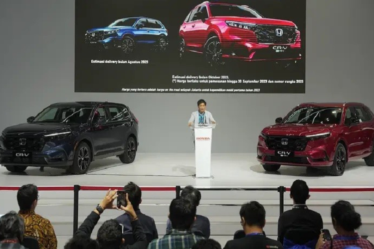 Giá xe Honda CR-V 2023 mới tại Indonesia bị đánh giá là khá cao. Thế nhưng, mẫu xe này vẫn "bán chạy như tôm tươi" sau 10 ngày ra mắt. Theo tiết lộ của ông Yusak Billy, Giám đốc bán hàng, marketing và hậu mãi của Honda Indonesia, hiện đã có 938 người đặt mua CR-V mới, tính đến ngày 20/8/2023.