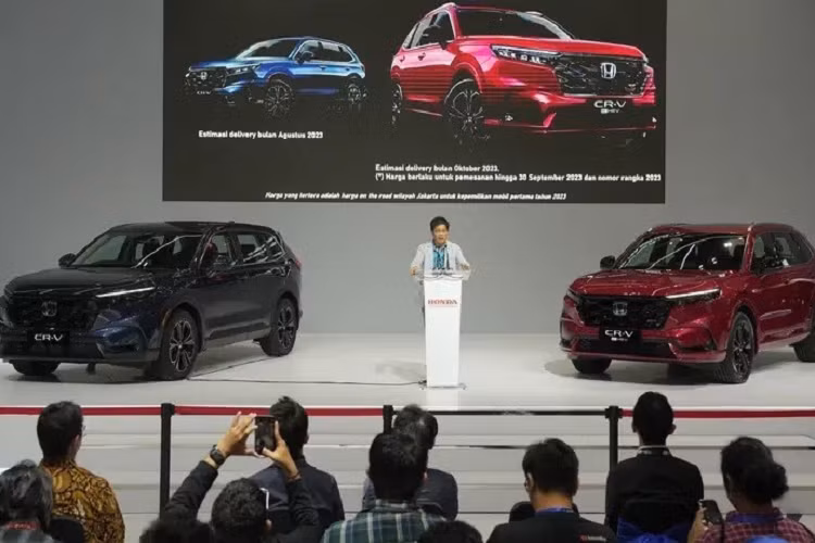 Giá xe Honda CR-V 2023 mới tại Indonesia bị đánh giá là khá cao. Thế nhưng, mẫu xe này vẫn "bán chạy như tôm tươi" sau 10 ngày ra mắt. Theo tiết lộ của ông Yusak Billy, Giám đốc bán hàng, marketing và hậu mãi của Honda Indonesia, hiện đã có 938 người đặt mua CR-V mới, tính đến ngày 20/8/2023.