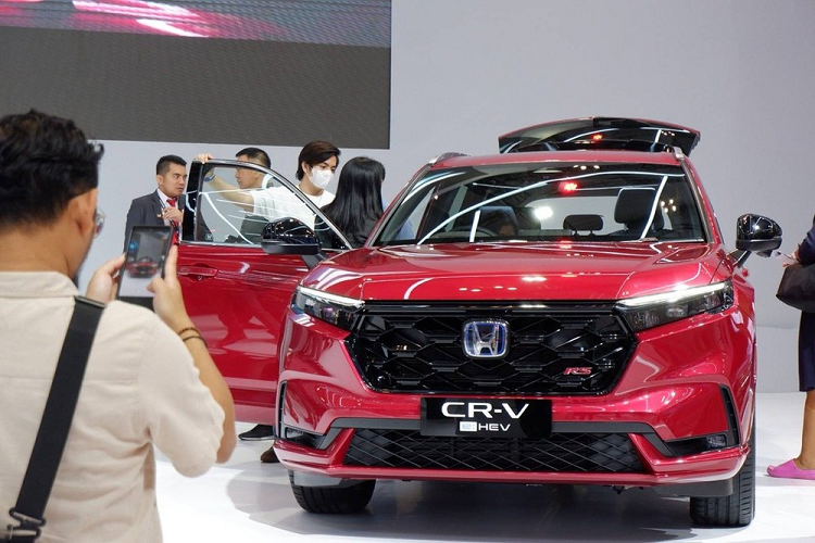 Tại triển lãm Ô tô Quốc tế Gaikindo Indonesia (GIIAS) 2023 khai mạc vào hôm 10/8, hãng Honda đã chính thức giới thiệu CR-V thế hệ mới với xứ sở vạn đảo. Ở thị trường Indonesia, Honda CR-V 2023 mới có 2 phiên bản là 1.5L VTEC Turbo và 2.0L RS e:HEV với giá bán từ 739,9 - 799,9 triệu Rupiah (khoảng 1,169 - 1,263 tỷ đồng).