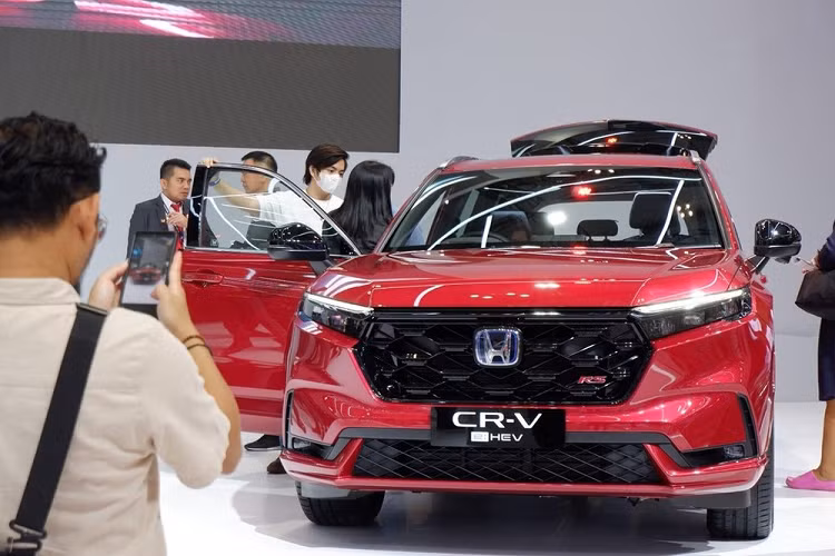 Tại triển lãm Ô tô Quốc tế Gaikindo Indonesia (GIIAS) 2023 khai mạc vào hôm 10/8, hãng Honda đã chính thức giới thiệu CR-V thế hệ mới với xứ sở vạn đảo. Ở thị trường Indonesia, Honda CR-V 2023 mới có 2 phiên bản là 1.5L VTEC Turbo và 2.0L RS e:HEV với giá bán từ 739,9 - 799,9 triệu Rupiah (khoảng 1,169 - 1,263 tỷ đồng).