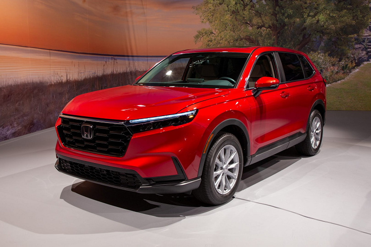 Nhờ đó, xe sở hữu công suất tổng cộng 207 mã lực và mô-men xoắn cực đại 335 Nm. Theo một số nguồn tin, Honda CR-V thế hệ mới cũng sẽ ra mắt thị trường Việt Nam trong năm nay. Thời điểm trình làng dự kiến sẽ là cuối năm nay, khoảng tháng 11.
