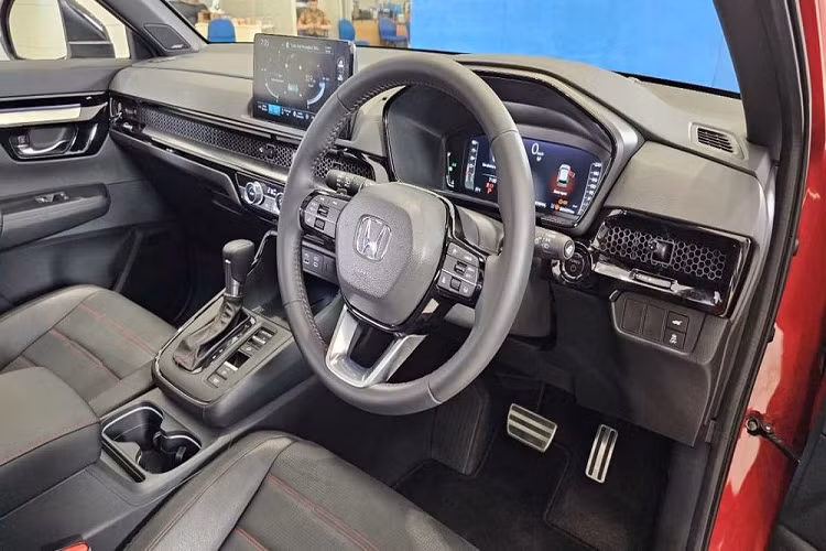 Bù lại, xe ở thị trường Indonesia được trang bị khá đầy đủ. Ngay từ bản 1.5L VTEC Turbo tiêu chuẩn, Honda CR-V 2023 dành cho thị trường Indonesia đã có những trang bị đáng chú ý như đèn pha LED toàn phần, tự động bật/tắt, dải đèn LED định vị ban ngày kiêm đèn báo rẽ tuần tự, vành hợp kim 19 inch sơn màu đen hầm hố và cửa cốp chỉnh điện rảnh tay với tính năng tự động đóng khi chìa khóa rời khỏi vùng cảm biến. 