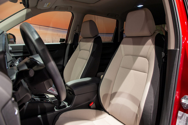 Trang bị an toàn tiêu chuẩn gồm có 8 túi khí, hệ thống hỗ trợ xuống dốc, 4 cảm biến phía sau, hệ thống nhắc nhở còn hành khách trên ghế sau, camera lùi đa góc và gói Honda Sensing. Gói công nghệ an toàn chủ động này mang đến những tính năng như phanh giảm thiểu va chạm CMBS, hỗ trợ giữ làn đường LKAS, cảnh báo/kiểm soát khi xe lệch làn đường, hệ thống kiểm soát hành trình thích ứng ở dải tốc độ thấp, điều chỉnh đèn pha tự động và cảnh báo khi phương tiện.