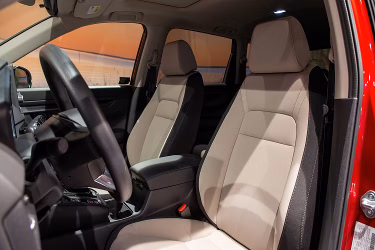 Trang bị an toàn tiêu chuẩn gồm có 8 túi khí, hệ thống hỗ trợ xuống dốc, 4 cảm biến phía sau, hệ thống nhắc nhở còn hành khách trên ghế sau, camera lùi đa góc và gói Honda Sensing. Gói công nghệ an toàn chủ động này mang đến những tính năng như phanh giảm thiểu va chạm CMBS, hỗ trợ giữ làn đường LKAS, cảnh báo/kiểm soát khi xe lệch làn đường, hệ thống kiểm soát hành trình thích ứng ở dải tốc độ thấp, điều chỉnh đèn pha tự động và cảnh báo khi phương tiện.