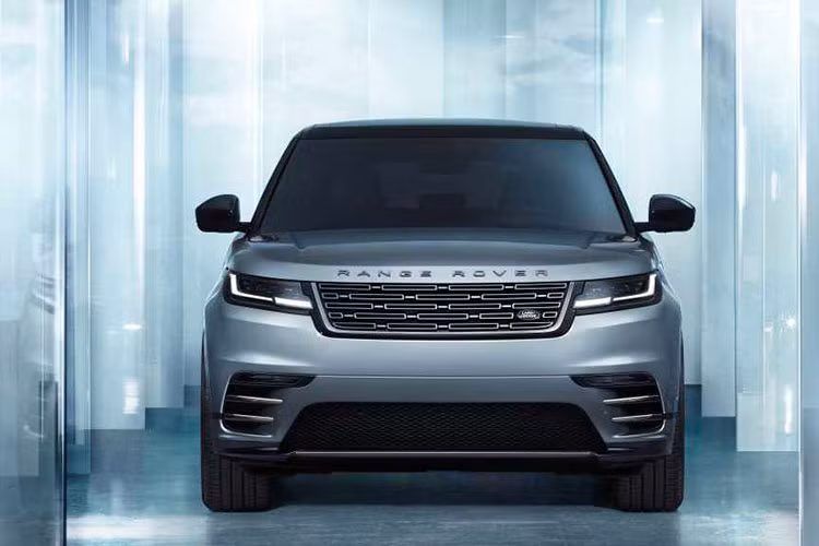Range Rover Velar 2024 mới sở hữu cụm đèn pha với các chi tiết bên trong được thiết kế mới. Mắt lưới tản nhiệt cũng được tinh chỉnh lại. Ở phía sau xe, phần dưới của cản đã được cập nhật nhẹ. Bên cạnh đó, Range Rover Velar còn được bổ sung 2 tùy chọn màu mới bao gồm xanh dương Varesine Blue và xám Zadar Grey.