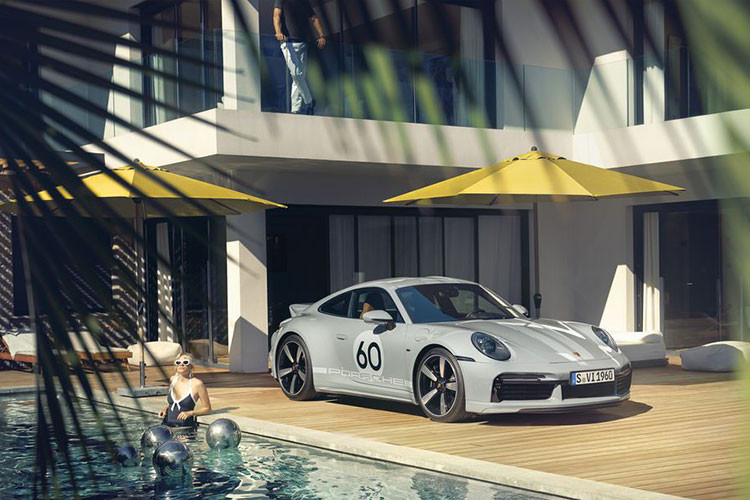 Người đầu tiên công bố là đại gia Cường Đô la nhưng ông Đặng Lê Nguyên Vũ mới chính là khách hàng đầu tiên cọc mua xe thể thao giới hạn 911 Sport Classic 2023 chính hãng với số thứ tự chọn là 10, còn chồng của ca sĩ Đàm Thu Trang chọn số 1.202, trùng ngày/tháng sinh của mình.