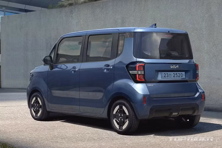 Xe chỉ có một số chi tiết thiết kế riêng như cổng sạc nằm phía sau logo Kia trên đầu xe và vành la-zăng. Vành của xe điện cỡ nhỏ Kia Ray EV 2024 phiên bản 4 chỗ có đường kính 14 inch và thiết kế khí động lực học với 4 chấu màu đen bóng. Trong khi đó, phiên bản van chở hàng dùng vành thép, đi kèm ốp mâm màu bạc. Ngoài ra, mẫu ôtô điện này còn có cửa lùa phía sau.