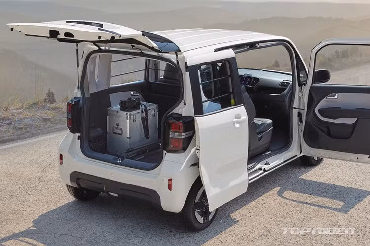 "Trái tim" của Kia Ray EV 2024 là mô-tơ điện có công suất tối đa chỉ 87 mã lực và mô-men xoắn cực đại 147 Nm. Bên cạnh đó là pin LFP với dung lượng 35,2 kWh, cho phép xe chạy được 205 km sau khi sạc đầy pin. Nếu chỉ vận hành trong nội thành, quãng đường di chuyển sẽ tăng lên 233 km.