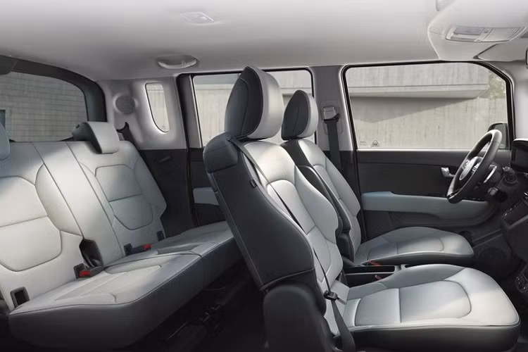 Những tính năng an toàn như hệ thống kiểm soát hành trình, hỗ trợ giữ làn đường và cảnh báo tiền va chạm cũng là trang bị tùy chọn của xe. Riêng các phiên bản van chở hàng sẽ được trang bị các thanh gia cố ở cửa sổ và phía sau hàng ghế trước. Hệ thống âm thanh của phiên bản van sẽ bị cắt 4 loa xuống còn 2 loa. Đồng thời, Kia Ray EV Van 2024 sẽ chỉ có cần gạt nước ở kính sau và hệ thống rửa kính ở bản cao cấp.