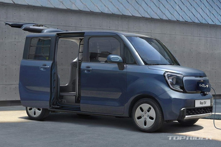 Giá xe Kia Ray EV 2024 từ 27,35 - 29,55 triệu Won (khoảng 496 - 536 triệu đồng), cao hơn đáng kể so với Kia Ray phiên bản máy xăng. Cũng cần phải nói thêm rằng, giá bán kể trên chưa trừ ưu đãi của Chính phủ Hàn Quốc dành cho ôtô điện. Do đó, giá bán thực tế của Kia Ray EV 2024 có thể sẽ rẻ hơn. So với phiên bản máy xăng thông thường, Kia Ray EV 2024 sở hữu thiết kế ngoại thất không khác biệt nhiều.