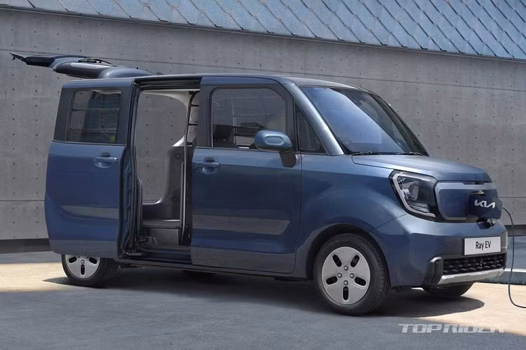 Giá xe Kia Ray EV 2024 từ 27,35 - 29,55 triệu Won (khoảng 496 - 536 triệu đồng), cao hơn đáng kể so với Kia Ray phiên bản máy xăng. Cũng cần phải nói thêm rằng, giá bán kể trên chưa trừ ưu đãi của Chính phủ Hàn Quốc dành cho ôtô điện. Do đó, giá bán thực tế của Kia Ray EV 2024 có thể sẽ rẻ hơn. So với phiên bản máy xăng thông thường, Kia Ray EV 2024 sở hữu thiết kế ngoại thất không khác biệt nhiều.