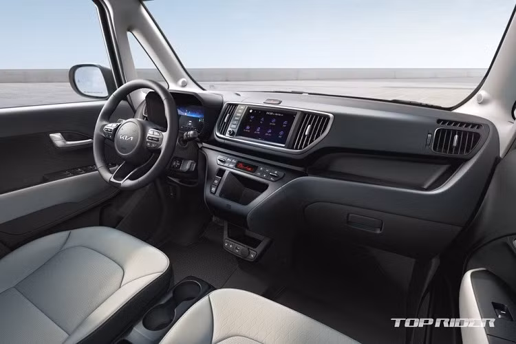 Những trang bị đáng chú ý khác của Kia Ray EV 2024 bao gồm hệ thống định vị có thể cập nhật qua Wifi, điều hòa tự động, tính năng lọc không khí, cửa sổ chỉnh điện ở mọi vị trí, chìa khóa thông minh, khởi động nút bấm và vô lăng tích hợp lẫy để chỉnh hệ thống phanh tái tạo năng lượng.