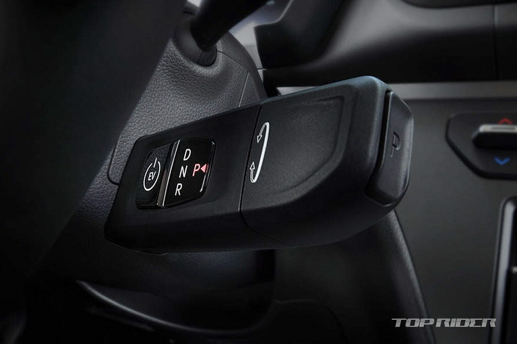 Ở bản cao cấp, xe có thêm ngăn chứa đồ bên dưới ghế phụ lái, lưới khoang hành lý và gương trang điểm tích hợp đèn. Nếu chi thêm tiền, khách hàng Hàn Quốc có thể bổ sung những trang bị tùy chọn như sưởi hàng ghế trước, ghế lái thông hơi, ghế lái gập phẳng, sưởi vô lăng và ghế bọc da nhân tạo cho xe. 